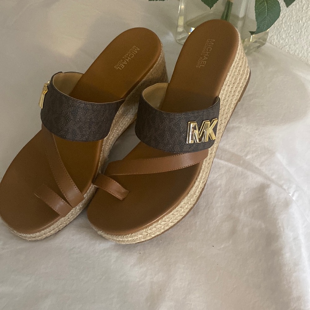 MICHAEL KORS tan sandals wedge